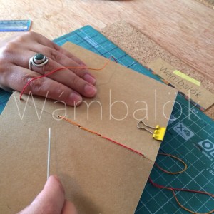 Puntadas por la parte trasera del cuadernillo.