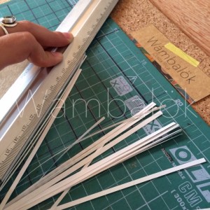 Cortando el excedente de papel.