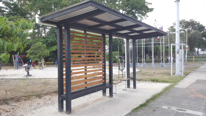 Parada_de_autobús_con_hamacas,_Curridabat